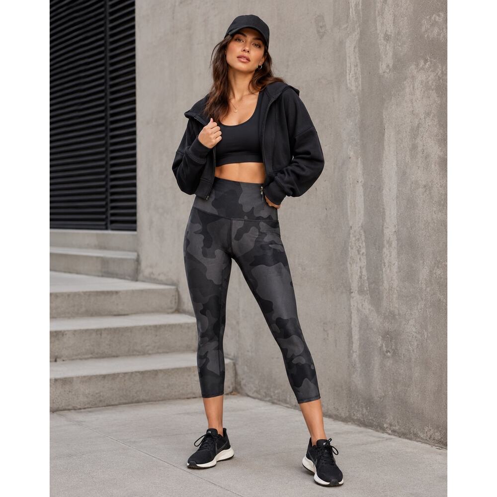 Alo Yoga Airbrush Capri Leggings Women’s‎ Size Not Marked Black Camo Pilatescore